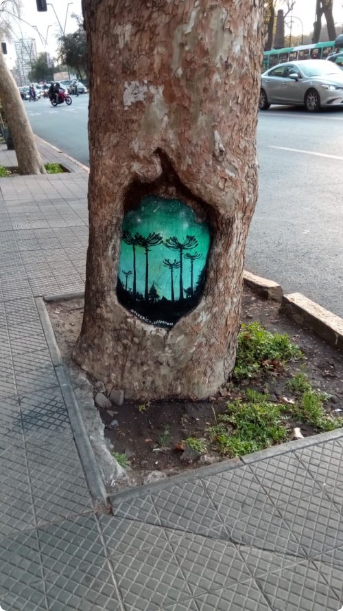 Gemälde in Baum auf der Av. Providencia