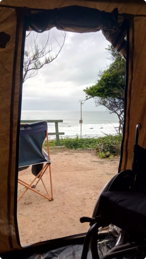 Blick aus dem Zelt auf's Meer auf dem Camp des Grauens