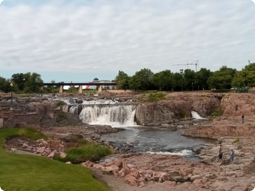 Auch ne Abkühlung, so ein Wasserfall, wie mitten in Sioux Falls
